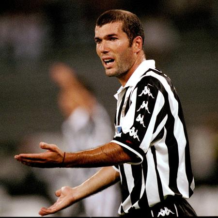 Zinedine Zidane despontou como estrela mundial com a camisa da Juventus, no fim da década de 90 - Reprodução