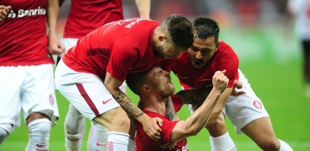 Lopez, Sasha e Uendel comemoram gol do Internacional sobre o Oeste - Ricardo Duarte/Divulgação