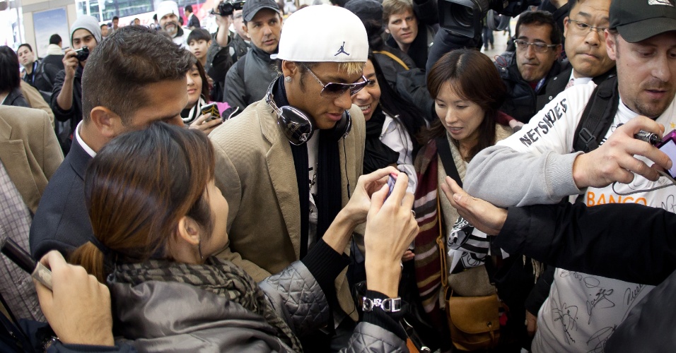 Neymar é cercado por fãs e jornalistas em uma viagem da delegação do Santos a Yokohama, no Mundial de Clubes de 2011