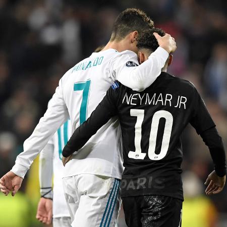 Cristiano Ronaldo e Neymar se abraçam durante jogo entre Real Madrid e PSG - AFP PHOTO / GABRIEL BOUYS