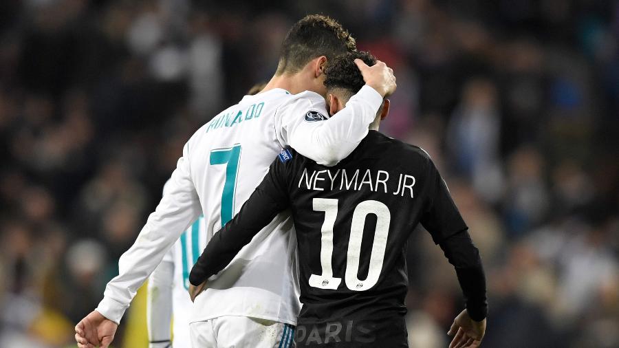Cristiano Ronaldo e Neymar se abraçam durante jogo entre Real Madrid e PSG - AFP PHOTO / GABRIEL BOUYS