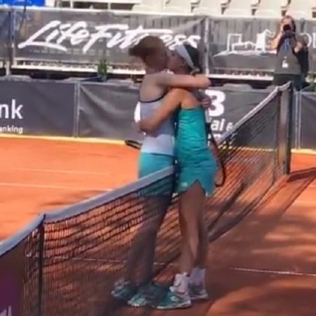Alison Van Uytvanck e Greet Minnen se beijam após jogo em Karlsruhe - Reprodução