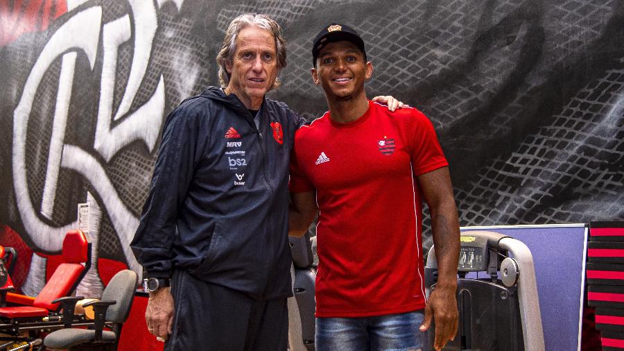 Flamengo recebe visita de Isaquias Queiroz, que posa para foto com Jorge Jesus - Marcelo Cortes / Flamengo