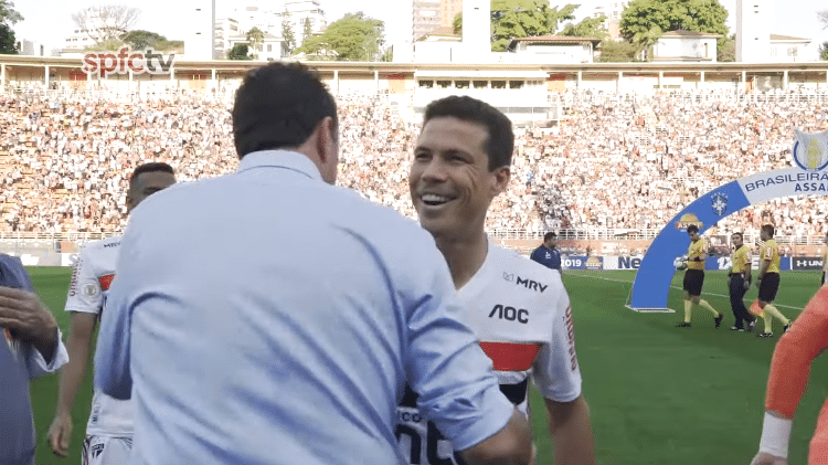 Hernanes e Rogério Ceni se abraçam antes de jogo entre São Paulo e Fortaleza no Brasileirão - Reprodução/YouTube - Reprodução/YouTube