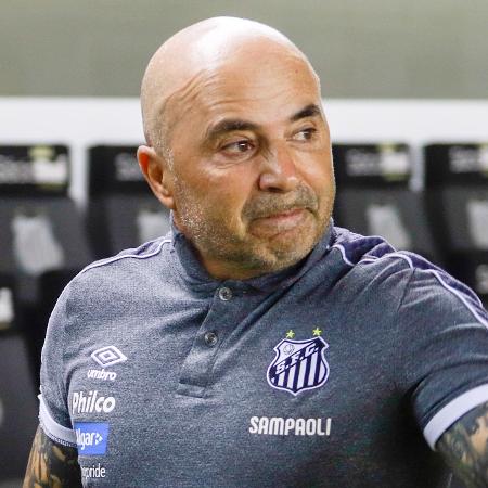 O técnico Jorge Sampaoli, do Santos, acompanha o jogo contra o Botafogo - Fernanda Luz/AGIF