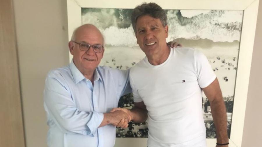 Romildo Bolzan, presidente do Grêmio, posa para foto com Renato Gaúcho após renovação do contrato do treinador - Divulgação / Grêmio FBPA