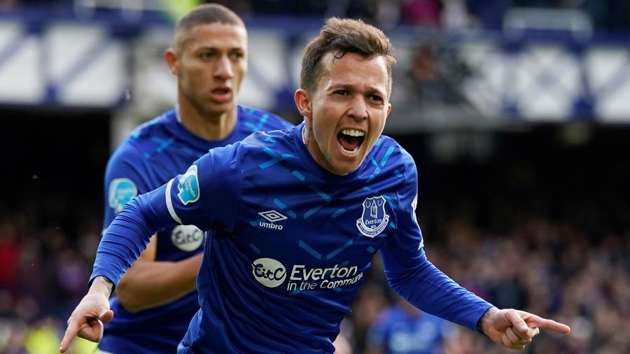 Bernard comemora gol pelo Everton na partida contra o Crystal Palace - REUTERS/Andrew Yates