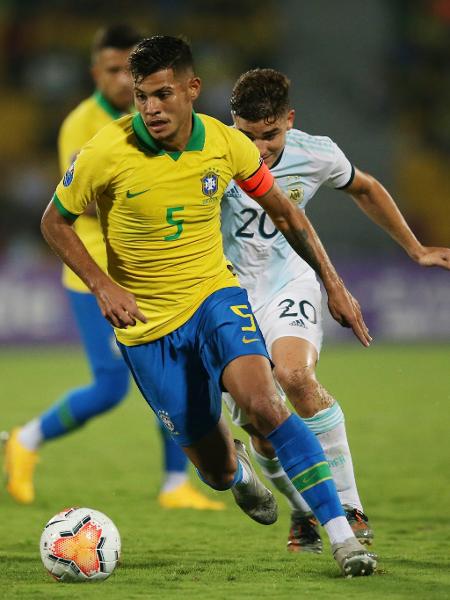 Capitão do Brasil, Bruno Guimarães carrega a bola no jogo contra a Argentina no Pré-Olímpico - REUTERS/Luisa Gonzalez ORG XMIT