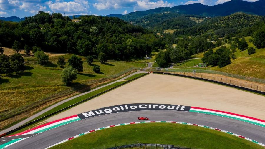 Charles Leclerc com a Ferrari no circuito de Mugello, na Itália, uma das novidades de 2020 - Ferrari/Divulgação