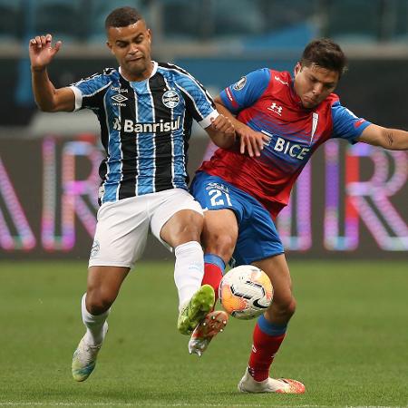 Alisson disputa bola com Rebolledo em Grêmio x Universidad Católica, do Chile - Alexandre Schneider/Getty Images