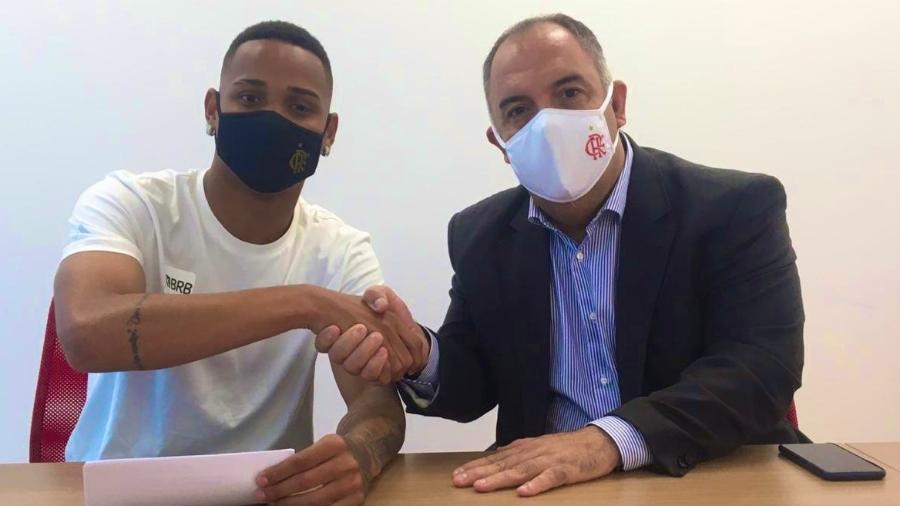 Natan (esquerda) ao lado do vice-presidente de futebol Marcos Praz durante assinatura de renovação com o Flamengo - Divulgação