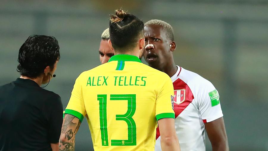 Alex Telles se desentende com Advíncula, durante a partida entre Brasil e Peru - Daniel Apuy/Getty Images