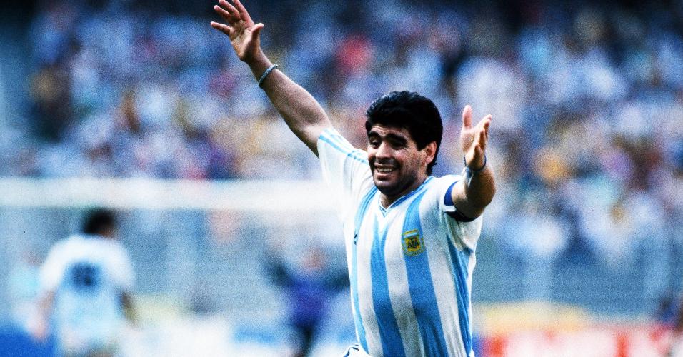 Diego Maradona celebra gol de Caniggia contra o Brasil na Copa do Mundo de 1990 na Itália