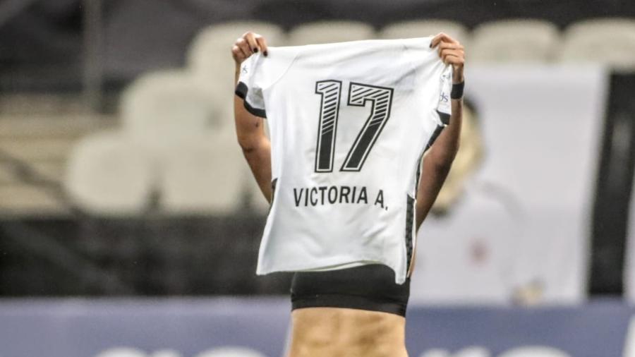 Vic Albuquerque reclama de jogos do Corinthians pela manhã e comenta novo  posicionamento em campo
