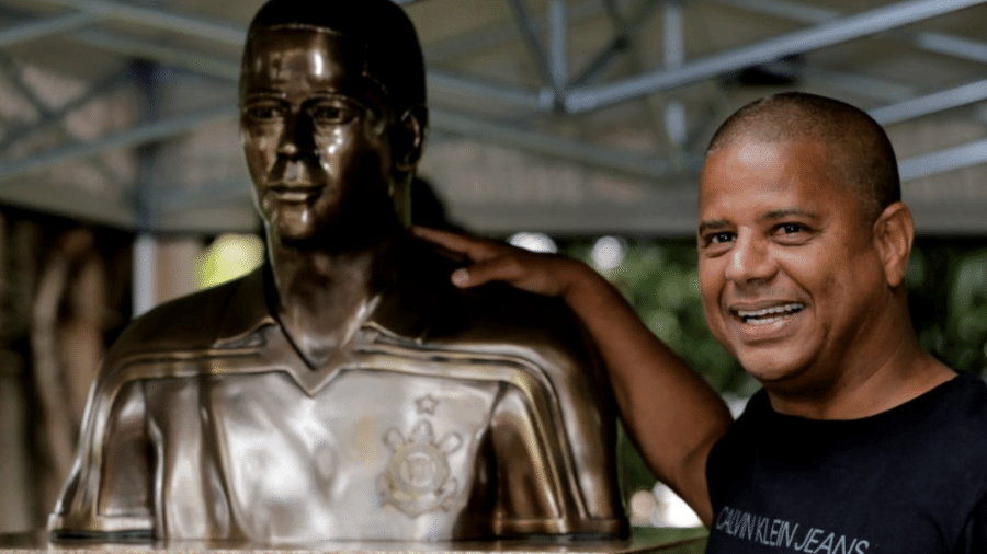 Marcelinho Carioca posa ao lado de seu busto no Parque São Jorge - Reprodução/Instagram