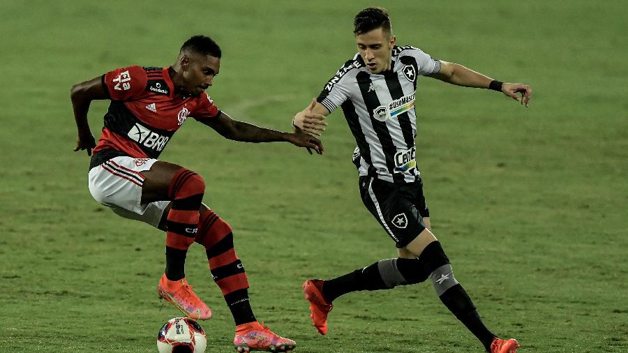 Vitinho e Matheus Frizzo em disputa durante o clássico entre Flamengo e Botafogo - Thiago Ribeiro/AGIF