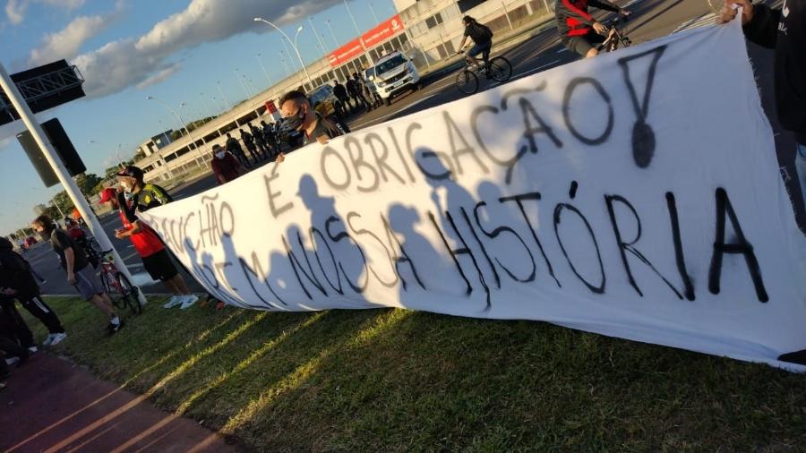 Torcedores do Inter protestam durante treinamento do time antes da final - Reprodução