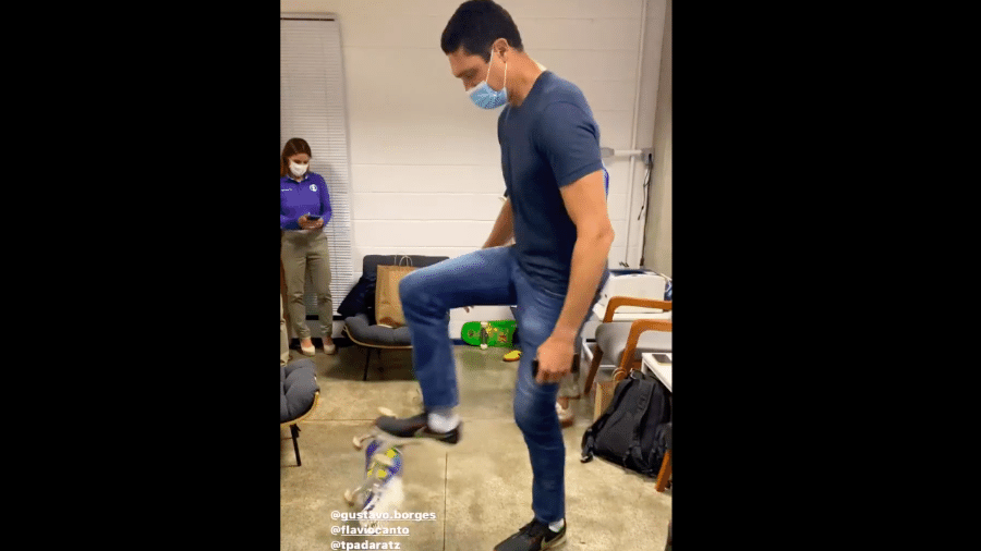Gustavo Borges se diverte com skate nos bastidores do SporTV - Instagram