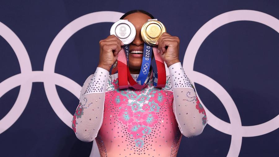 Rebeca Andrade e suas duas medalhas dos Jogos Olímpicos de Tóquio: ouro no salto e prata no individual geral - Laurence Griffiths/Getty Images