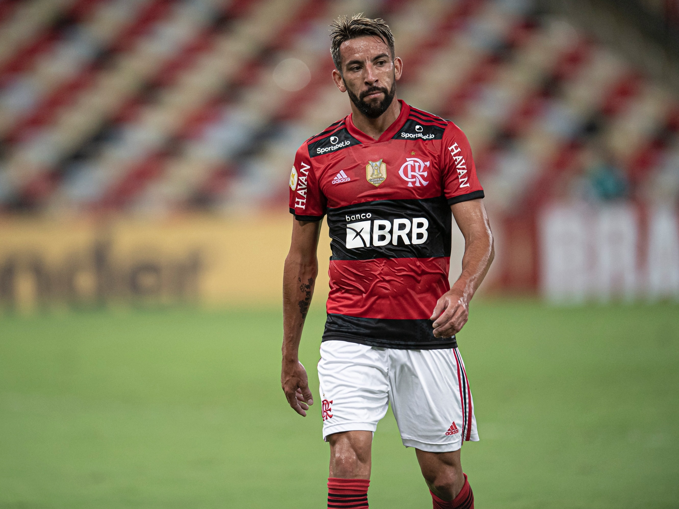 Flamengo anuncia saída de Isla e chegada de Everton Cebolinha