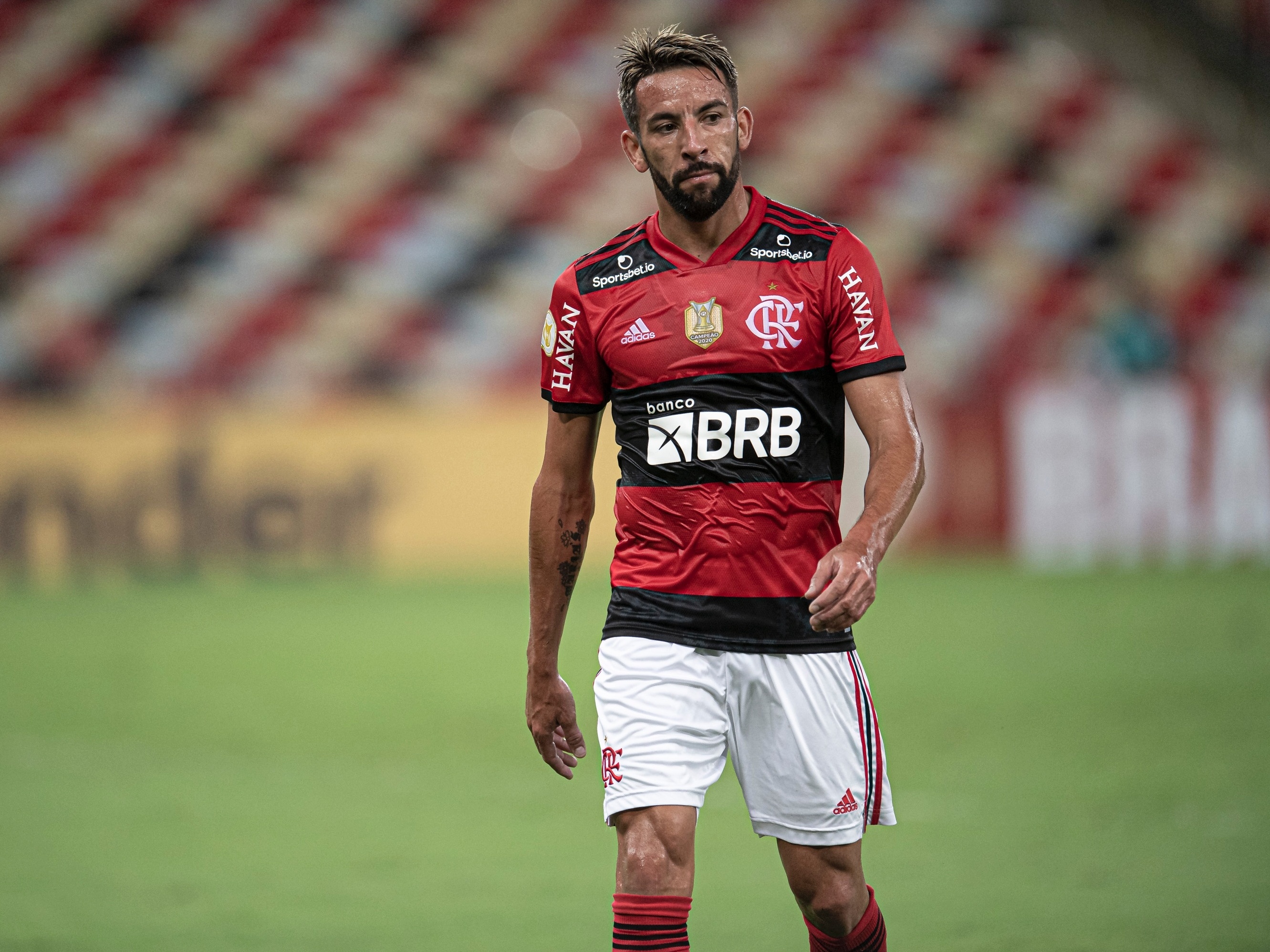 Isla chega ao Rio e é recebido pela torcida do Flamengo