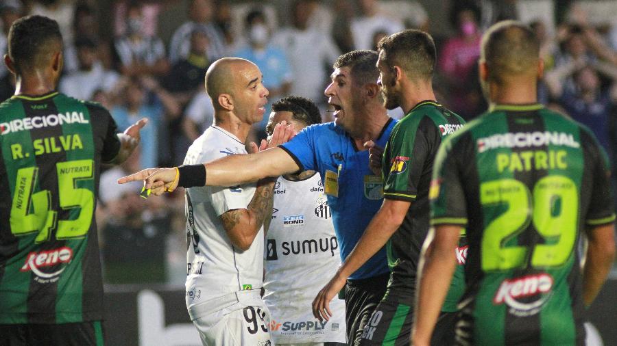 Diego Tardelli jogador do Santos reclama com a arbitragem durante partida contra o America-MG  - Fernanda Luz/AGIF