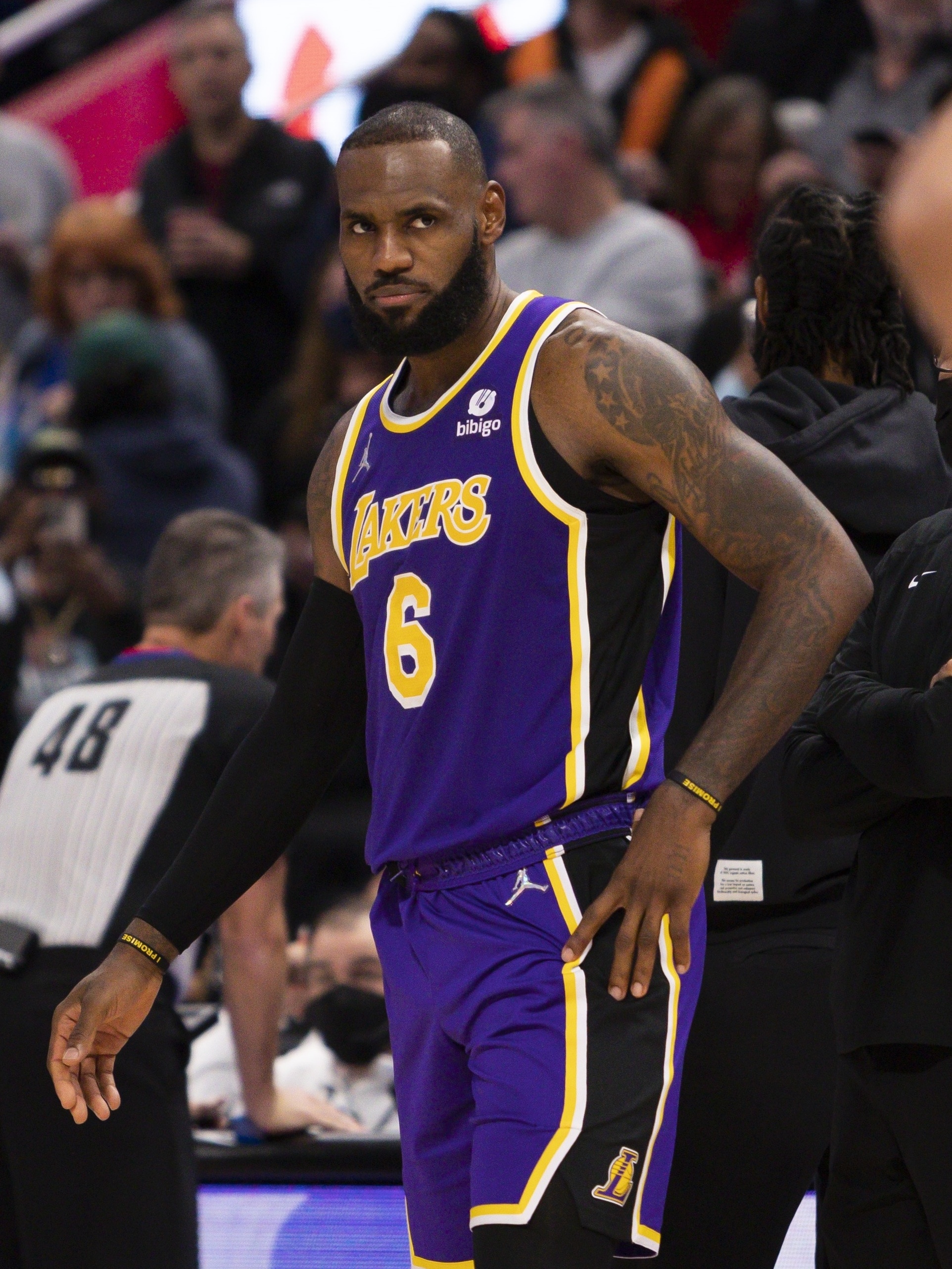 LeBron James se irrita com inícios dos jogos do Lakers na