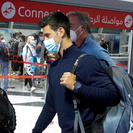 Novak Djokovic chegou no Aeroporto de Dubai após toda a polêmica e ser deportado da Austrália - LOREN ELLIOTT/REUTERS