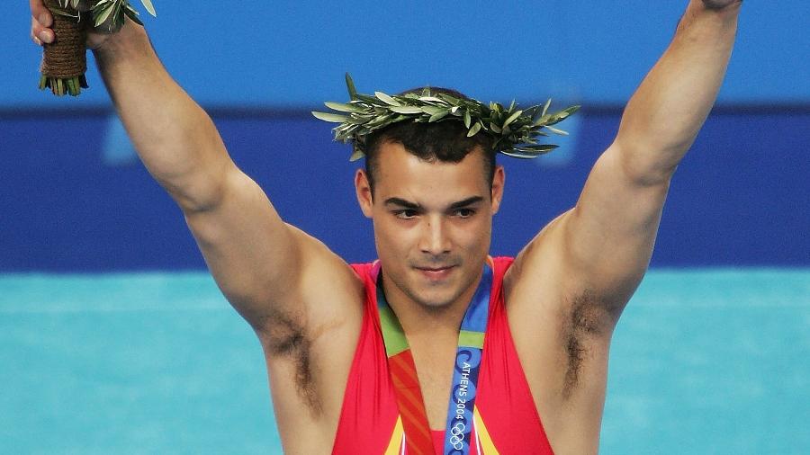 Gervasio Deferr, da Espanha, após conquistar o ouro nas Olimpiada de Atenas, em 2004 - Clive Brunskill/Getty Images