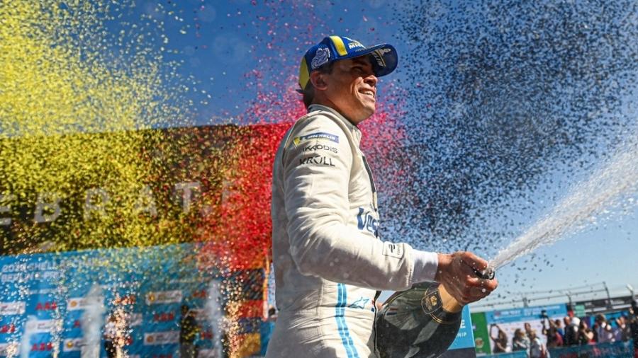 O holandês Nyck de Vries comemora vitória em Berlim, sua segunda na temporada 2022 da Fórmula E  - Sam Bagnall/Fórmula E