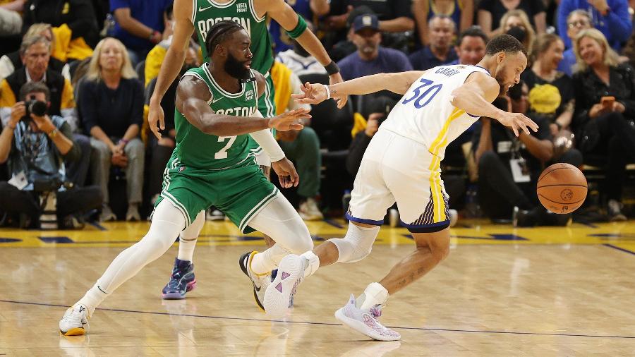 Jaylen Brown e Stephen Curry em jogo entre Boston Celtics e Golden State Warriors pelo jogo 1 das finais da NBA - Ezra Shaw/Getty Images
