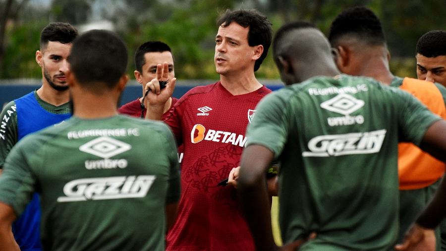 Fernando Diniz, técnico do Fluminense, conversa com jogadores no CT - Mailson Santana/Fluminense FC