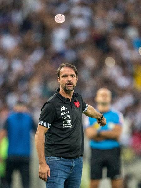 Maurício Souza, ex-técnico do Vasco, durante duelo com o Sport, no Maracanã, pela Série B do Brasileiro - Daniel Ramalho/CRVG