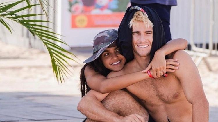 Surfista australiano Jack Robinson é casado com a modelo capixaba Julia Muniz