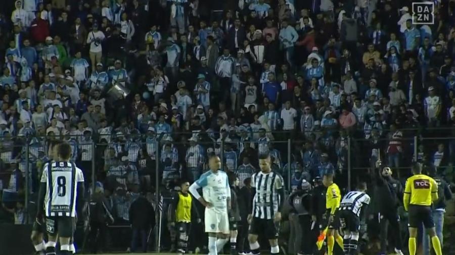 Torcedores do Paysandu jogaram objetos dentro de campo após virada do Figueirense  - Reprodução/DAZN