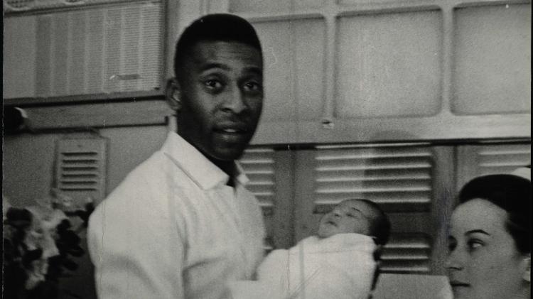 Pelé, em 1967, ao lado de sua esposa Rosemeri dos Reis Cholbi, segura sua filha recém nascida Kelly Cristina, em Santos (SP) - Folhapress - Folhapress