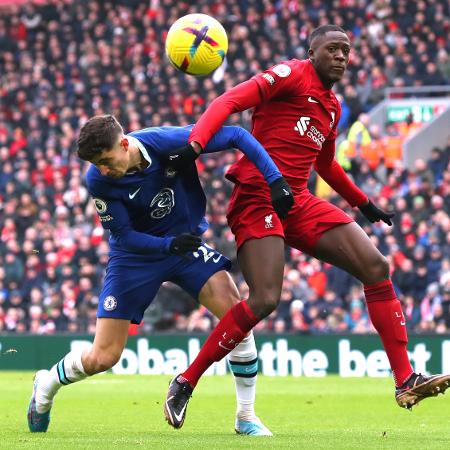 Konaté e Havertz dividem bola durante partida entre Liverpool e Chelsea