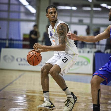 Jogador de basquete do Praia Clube assume bissexualidade: 'Liberto