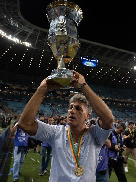 Renato Gaúcho comemora com a taça do Campeonato Gaúcho - RONALDO FUNARI/PHOTOPRESS/ESTADÃO CONTEÚDO