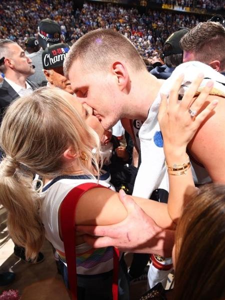 Nikola Jokic beija sua esposa, Natalija, após o Denver Nuggets se sagrar campeão da NBA. - Nathaniel S. Butler/NBAE via Getty Images