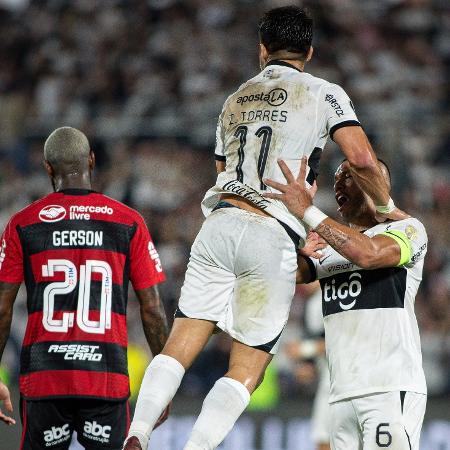 Torres e Ortiz celebram gol do Olimpia sobre o Flamengo em jogo da Libertadores