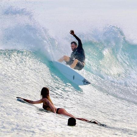 Os surfistas australianos Elliot Foote e a namorada Steph Weisse, durante a viagem à Indonésia