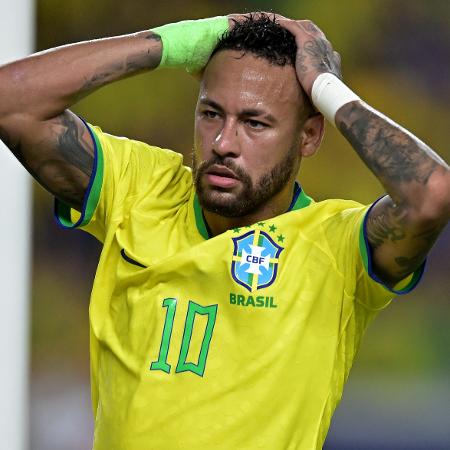 Neymar se lamenta durante confronto do Brasil com a Bolívia, válido pelas Eliminatórias