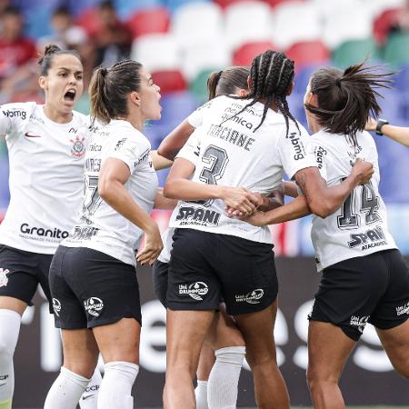 Jogadoras do Corinthians comemoram gol de Tarciane contra o América de Cali, pela Libertadores feminina