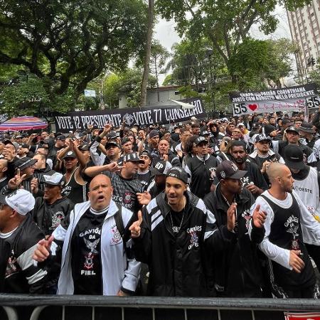 Organizados da Gaviões da Fiel protestam no Parque São Jorge