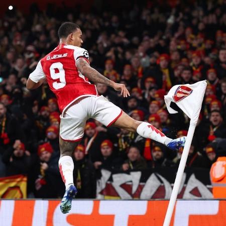 Gabriel Jesus comemora gol marcado pelo Arsenal