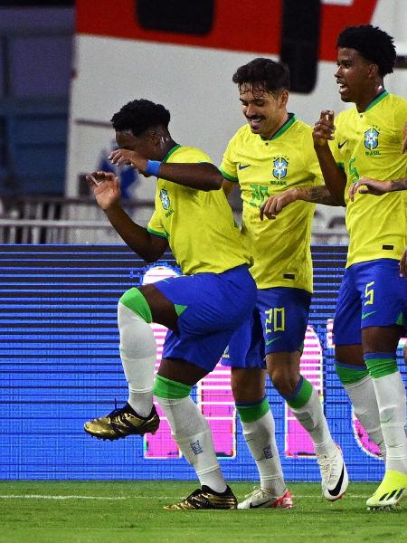 Jogadores do Brasil comemoram gol de Endrick sobre a Colômbia, pelo Pré-Olímpico