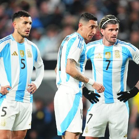 Leandro Paredes, Ángel Di María e Rodrigo De Paul durante amistoso da seleção argentina