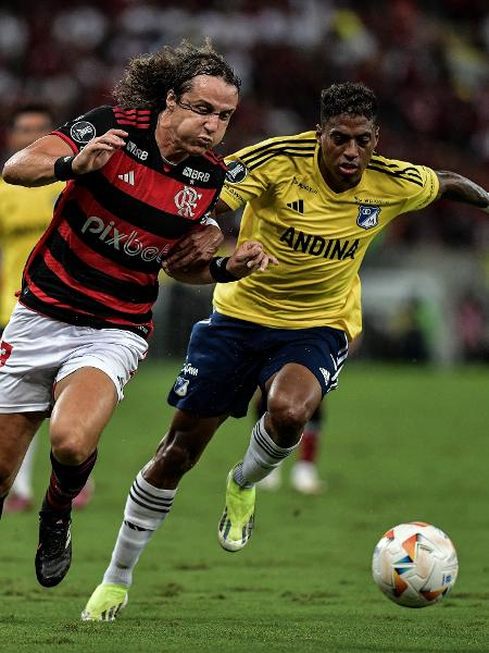 David Luiz briga pela bola durante Flamengo x Millonarios, duelo da Libertadores que recorde de audiência á ESPN