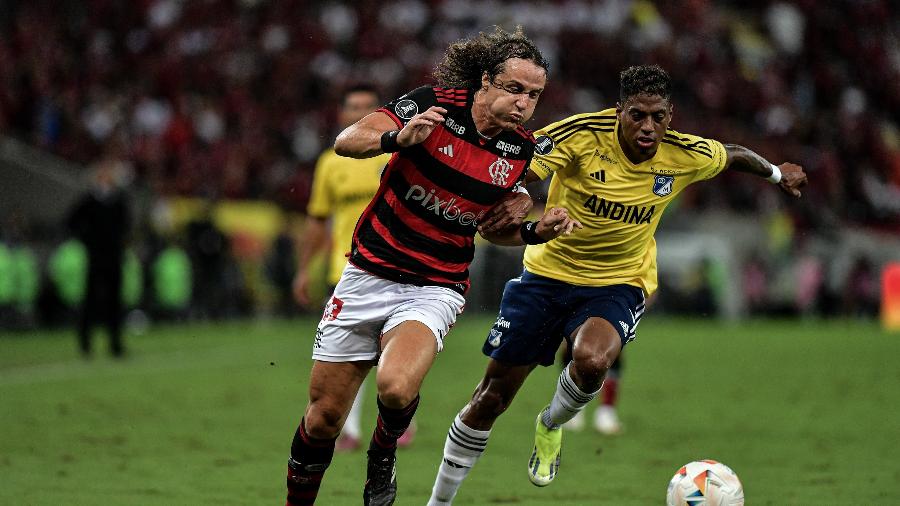 David Luiz briga pela bola durante Flamengo x Millonarios, duelo da Libertadores